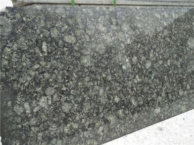 Fjärilsgröna granitplattor