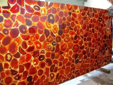 Röda halvädelstenar