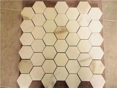 Calacatta guldmarmormosaikplatta