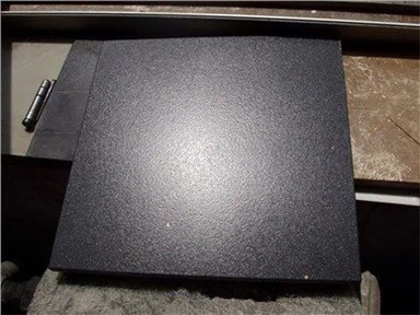 Läderad svart granit