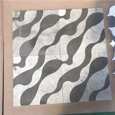 Badrum med marmormosaik