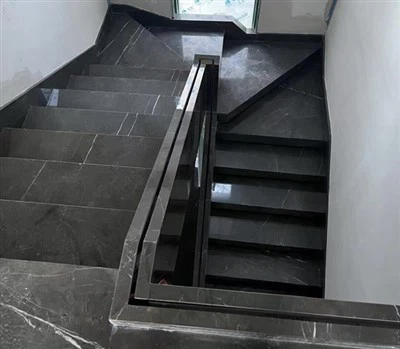Pietra grå marmor trappor